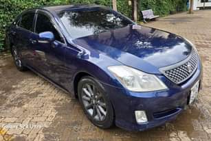 A picture of TOYOTA CROWN