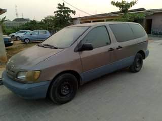 A picture of 2001 Toyota Sienna
