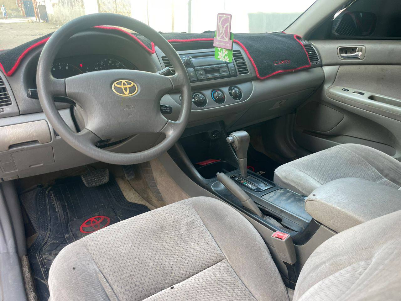 A picture of 04 toyota camry