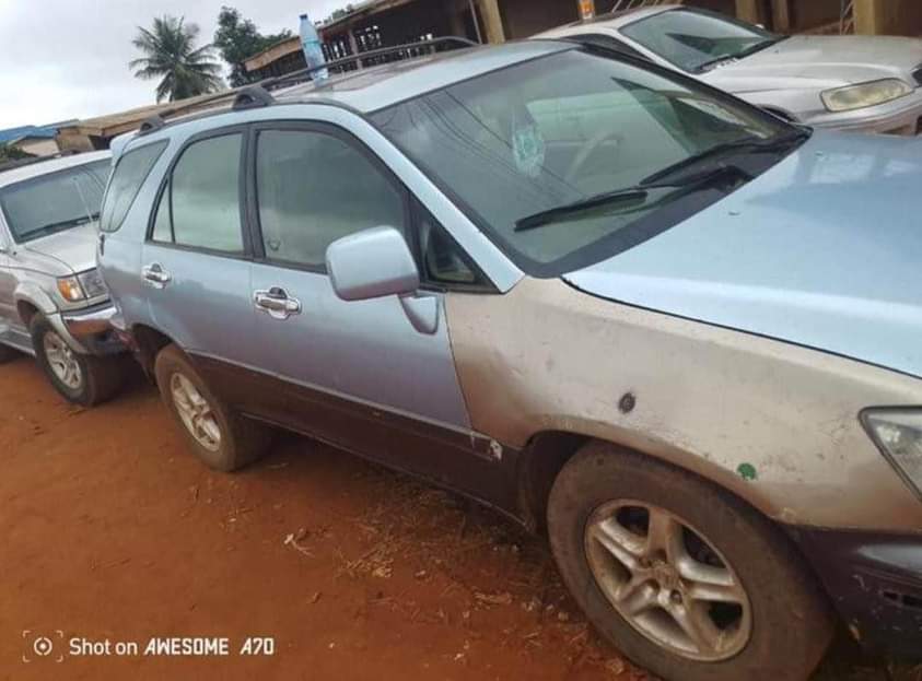 A picture of Lexus rx300 2002