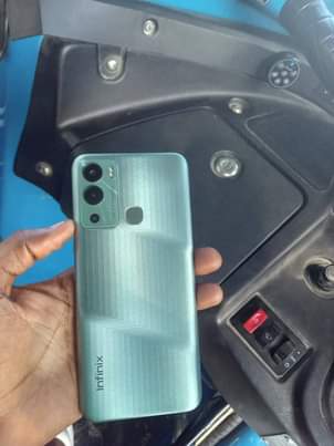 A picture of Infinix hot 12i new condition