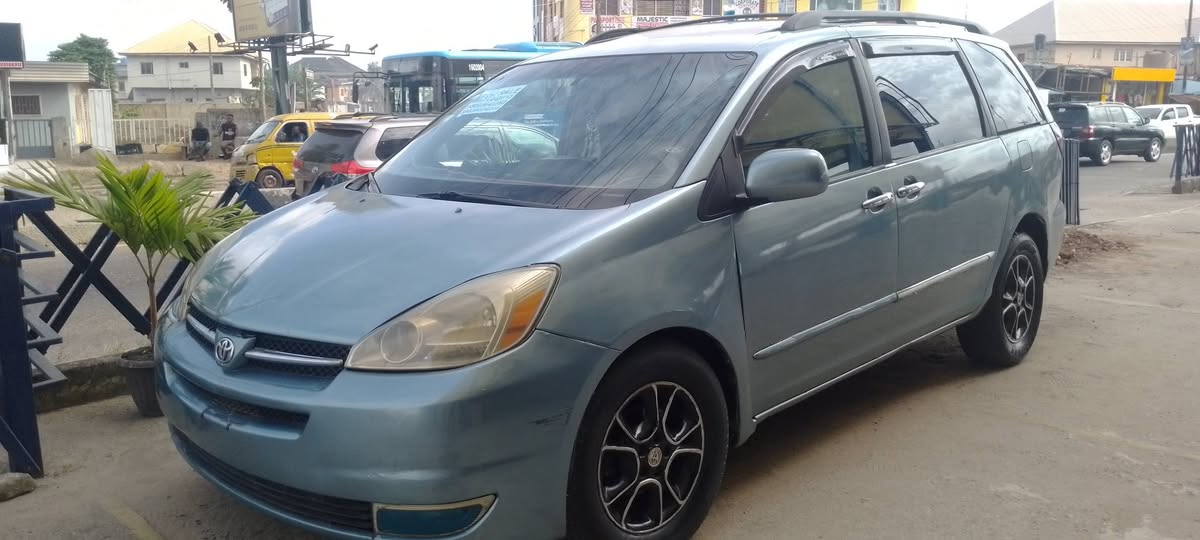 A picture of Toyota sienna 05 pan 08060687579
