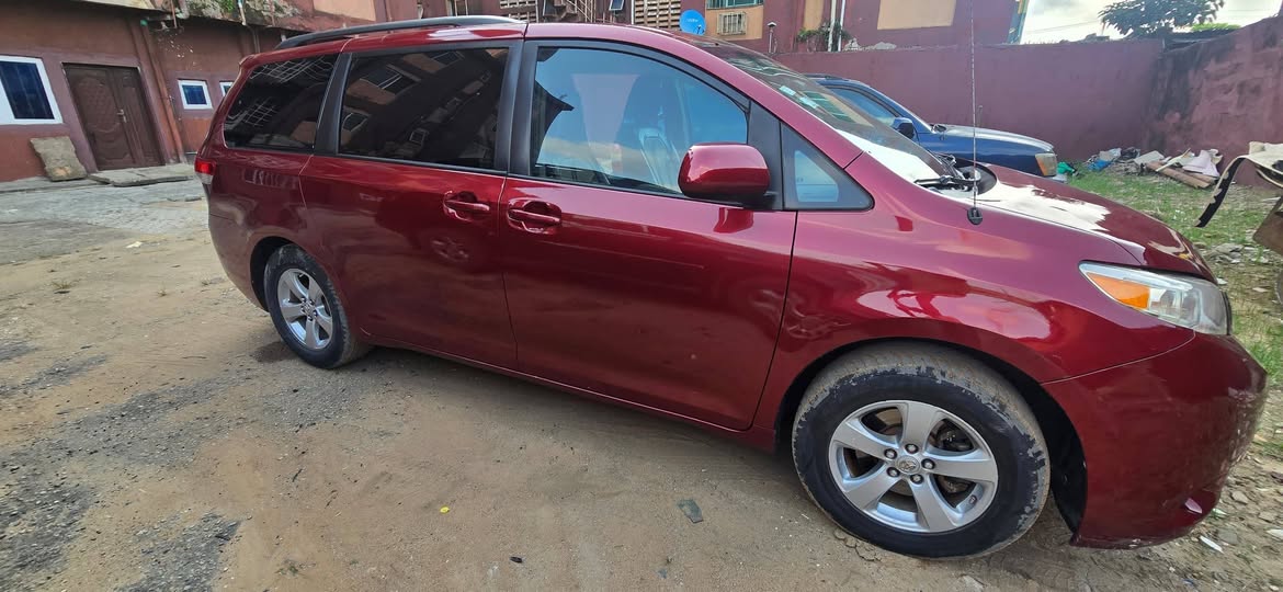 A picture of Toyota Sienna 2012