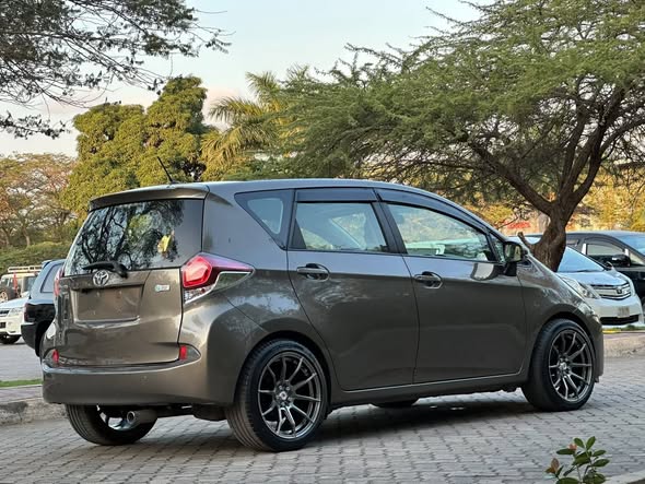 A picture of Toyota Ractis 2015