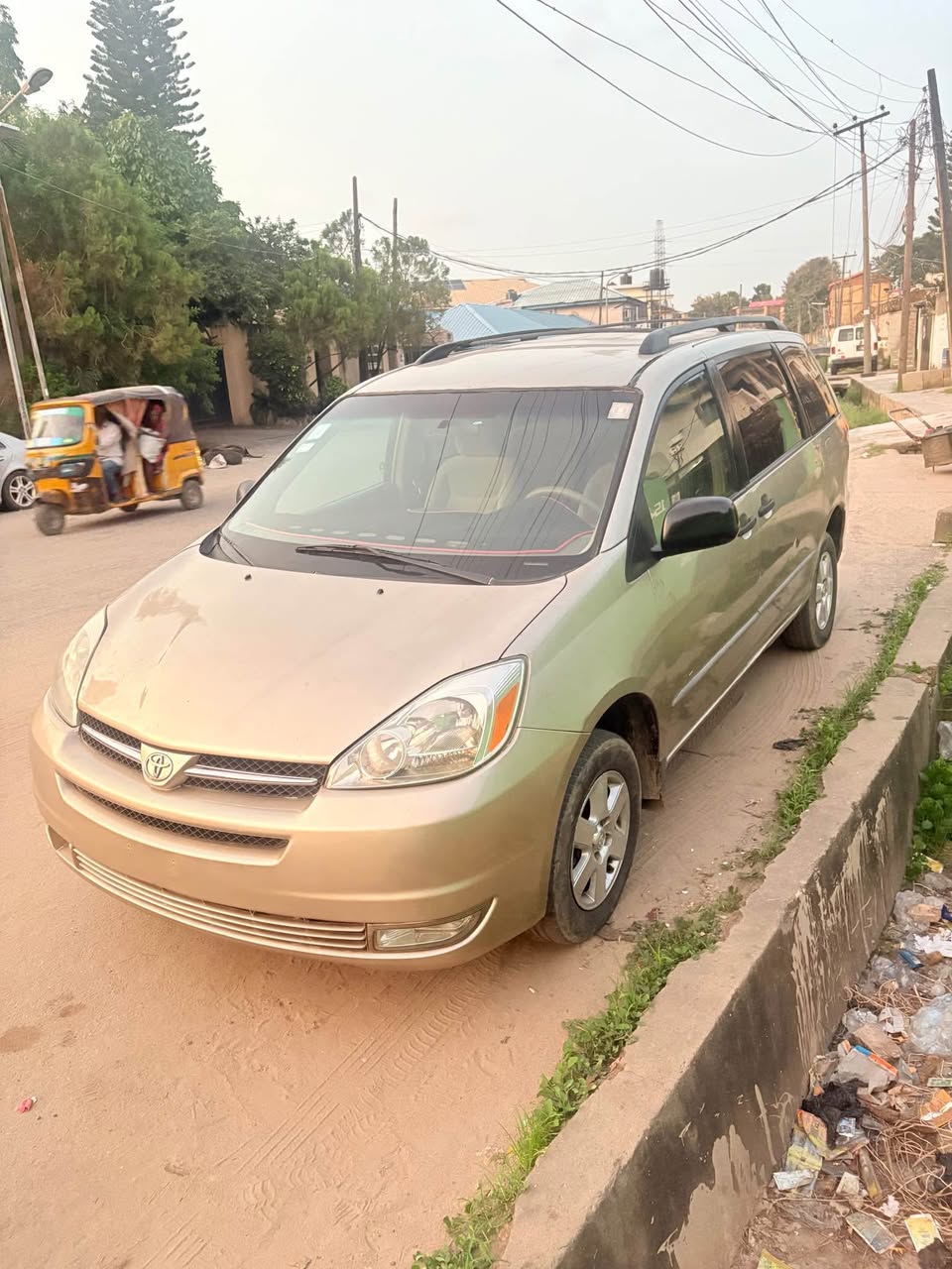 A picture of 2004 TOYOTA SIENNA