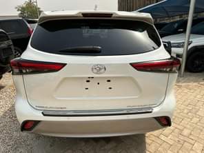 A picture of 2022 PLATINUM AWD Highlander foreign price 60M Location Abuja 08160229978