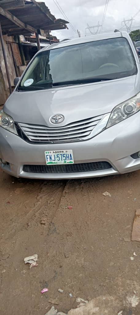 A picture of 2013 Toyota sienna tokumbo
