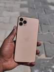 A picture of iphone na laptop