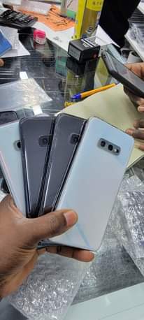 A picture of UK used original phones both wholesale and retail