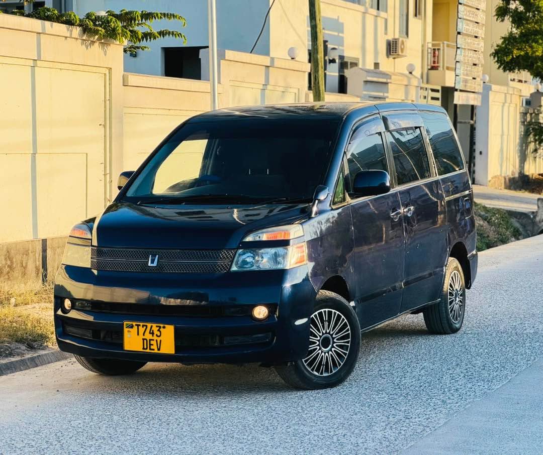 A picture of TOYOTA VOXY KALI