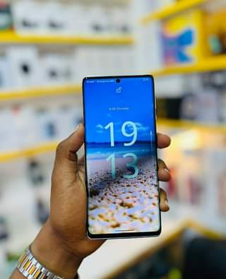 A picture of AQUOS R6