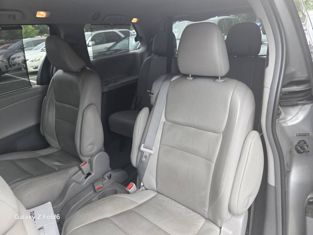 A picture of Toyota Sienna XLE 2015