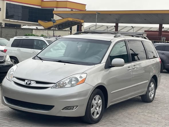 A picture of FOREIGN USED 2009 TOYOTA SIENNA