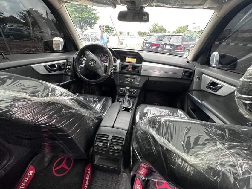 A picture of 2010 EXTREMELY CLEAN GLK350 WITH A CLEAR MOVEMENT DUTY
