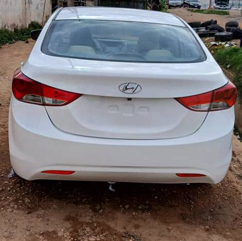 A picture of 2013 Hyundai Elantra untempered engine and gear AC chilling