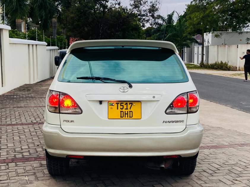 A picture of TOYOTA HARRIER OLDMODEL NAMBA D PIGA 255 714 550 592