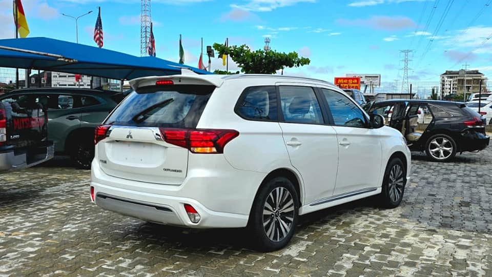 A picture of 2025 MITSUBISHI OUTLANDER