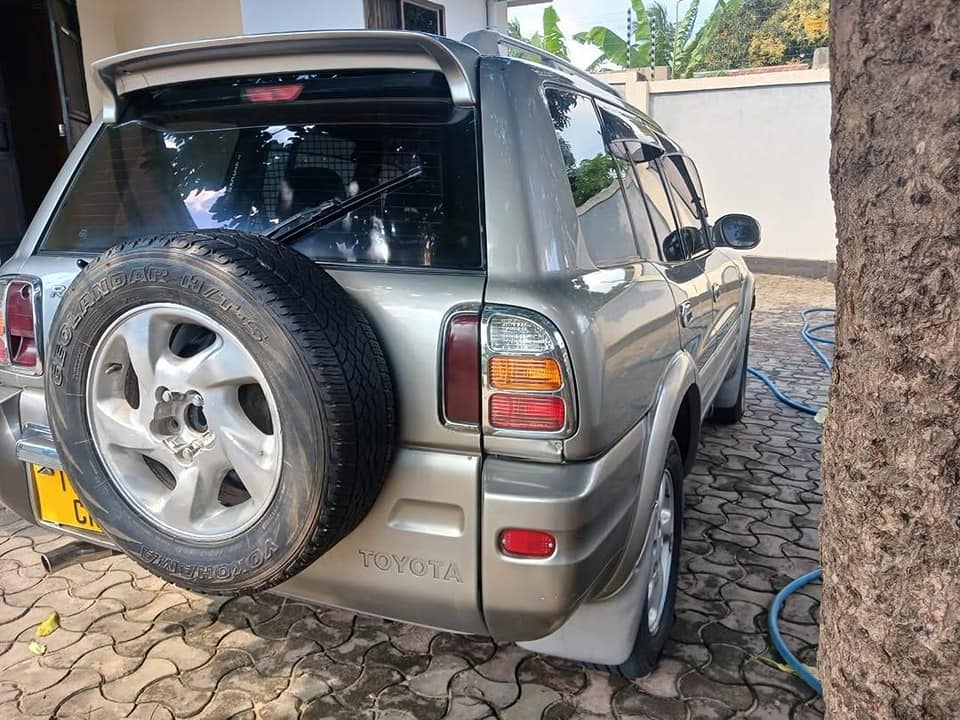 A picture of Toyota rav 4 old on sale 0768718127