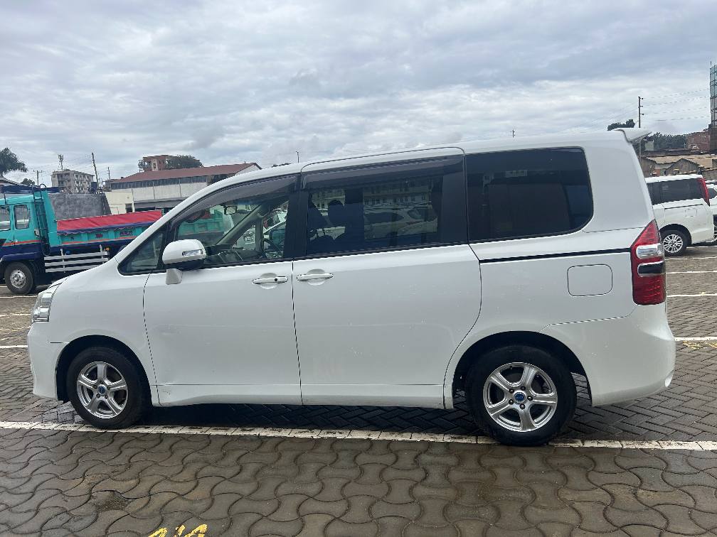 A picture of Toyota Noah X 2012