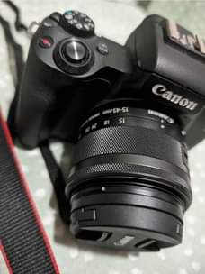 A picture of Canon M50 4k mirrorless camera with 15 45mm wide angle