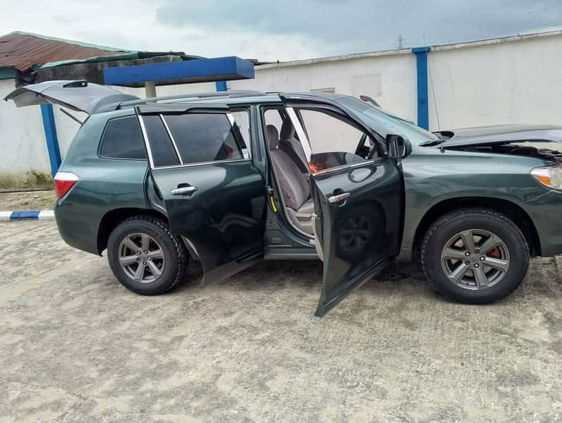 A picture of Toyota Highlander For Sale Flashed Engine 100 Gear 100 Interior