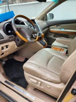 A picture of LEXUS RX 330