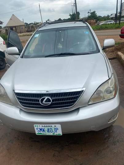 A picture of Lexus 330