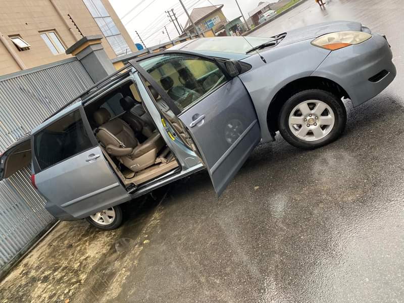 A picture of Trust MaxwellAutos For Good Cars Extremely Clean 2006 Toyota Sienna