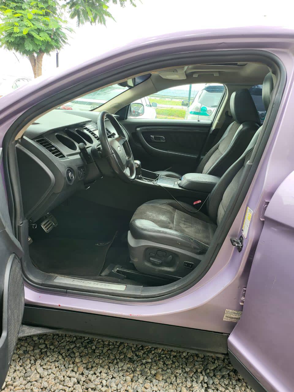 A picture of Ford Taurus 2010