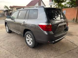 A picture of Toyota Highlander 08
