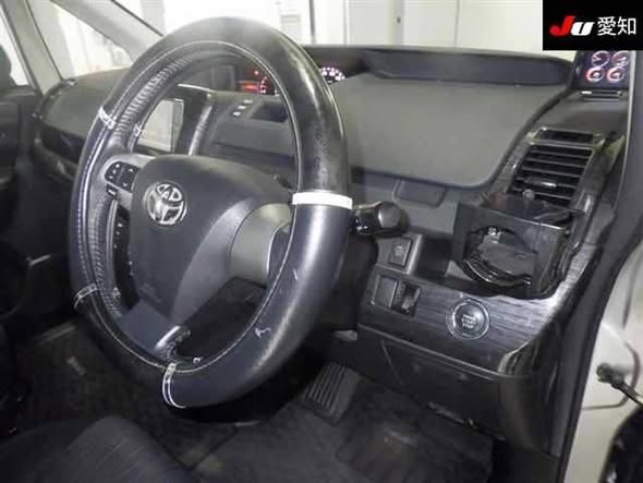 A picture of 2010 Toyota Noah si 2 0