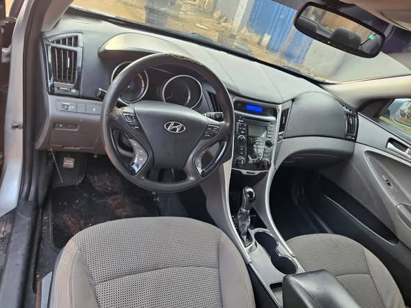 A picture of Belgium standard hyundia Sonata 2012 model for sale Engine and