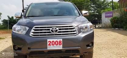 A picture of 2008 highlander untampered engine AC working perfectly good interior Price