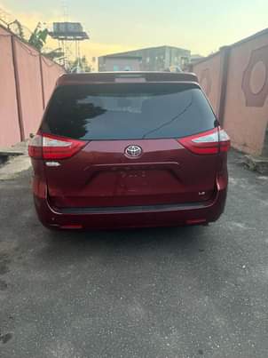 A picture of Toyota Sienna 2015