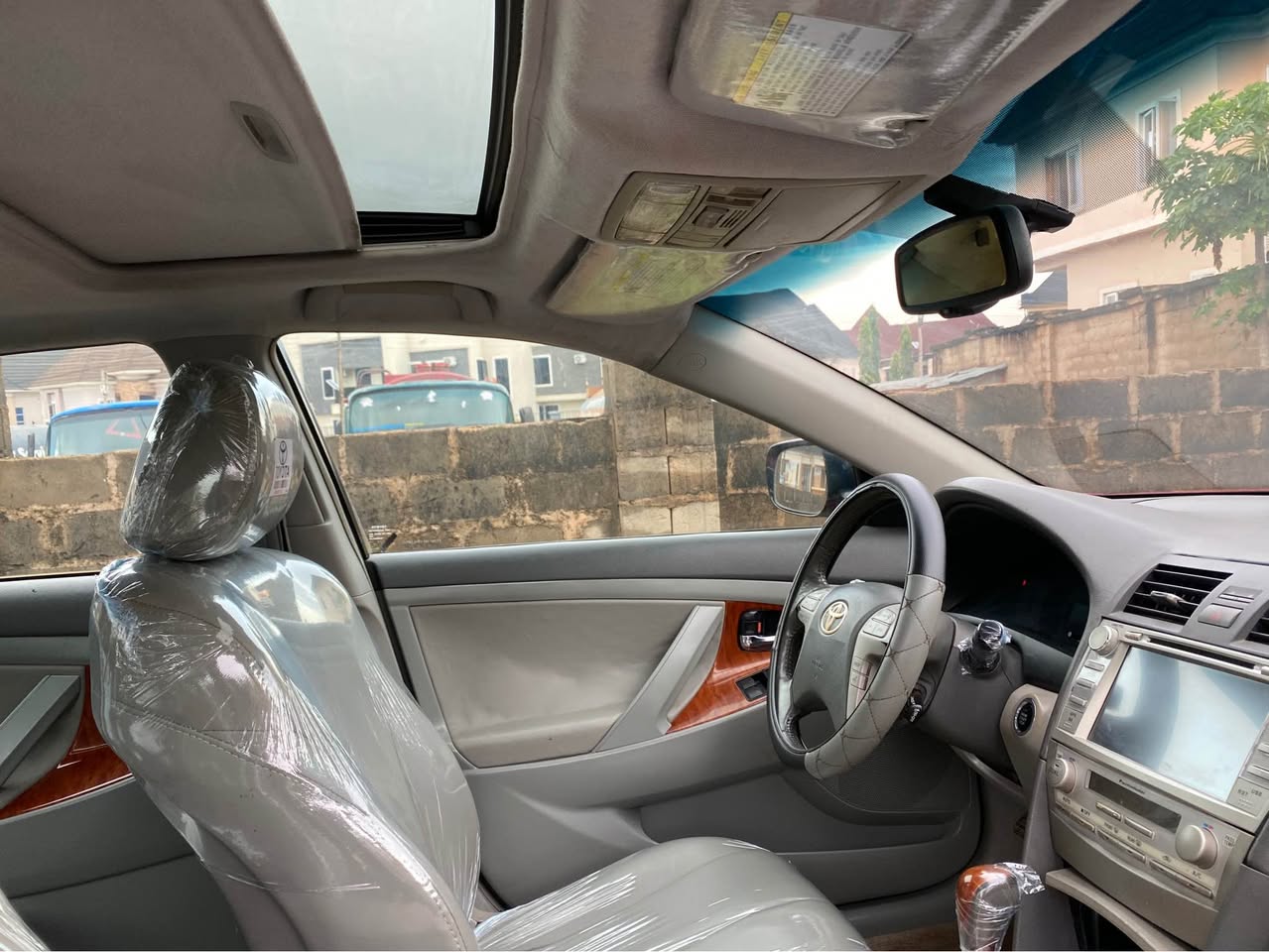 A picture of Toyota Camry 2011 XLE Fullest option Thumbstart Keyless entry Sunroof