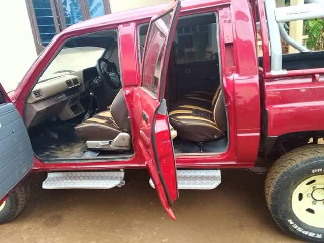 A picture of 2l hilux Gari ipo vizuri safari popote