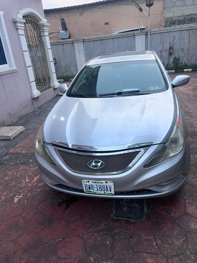 A picture of Hyundai sonata 2012