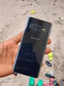 A picture of Samsung s10 gb128 ram8