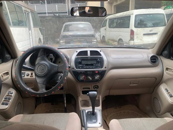 A picture of Rav4 2005 SUV