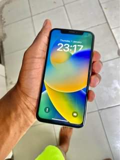A picture of iPhone X 64GB truetone face id imo
