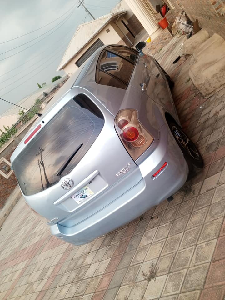 A picture of 2006 Corrola verso in perfect condition