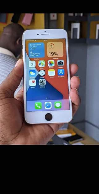 A picture of iPhone 8 Plain Gb64 Bh94 180 000 