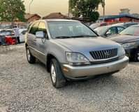 A picture of Neat 2002 Lexus Rx300