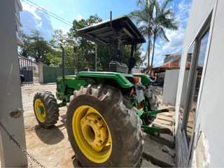 A picture of Tractor john Deere