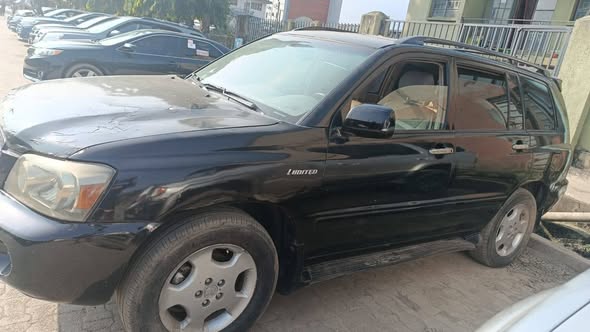 A picture of Distress Sales Toyota Highlander 2004 3row seats