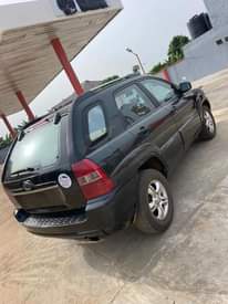 A picture of 2006 Kia Sportage 4 plugs engine with manual gear