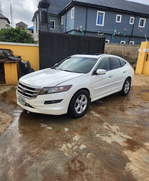 A picture of HONDA CROSSTOUR