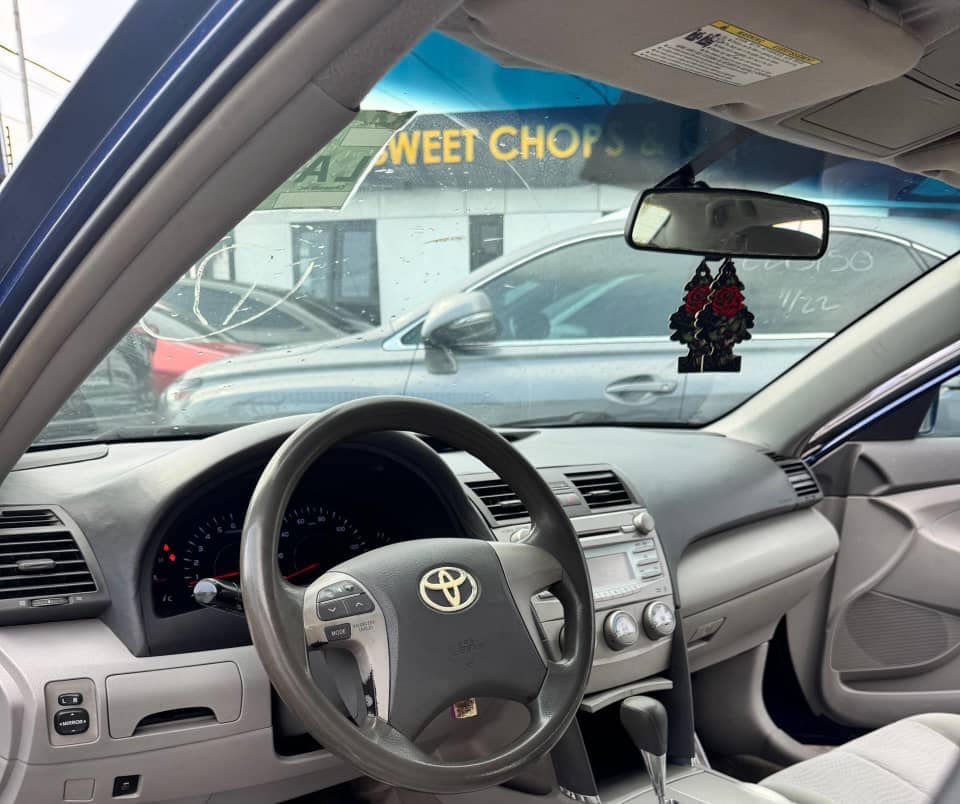 A picture of 2010 Toyota Camry LE 08151194368