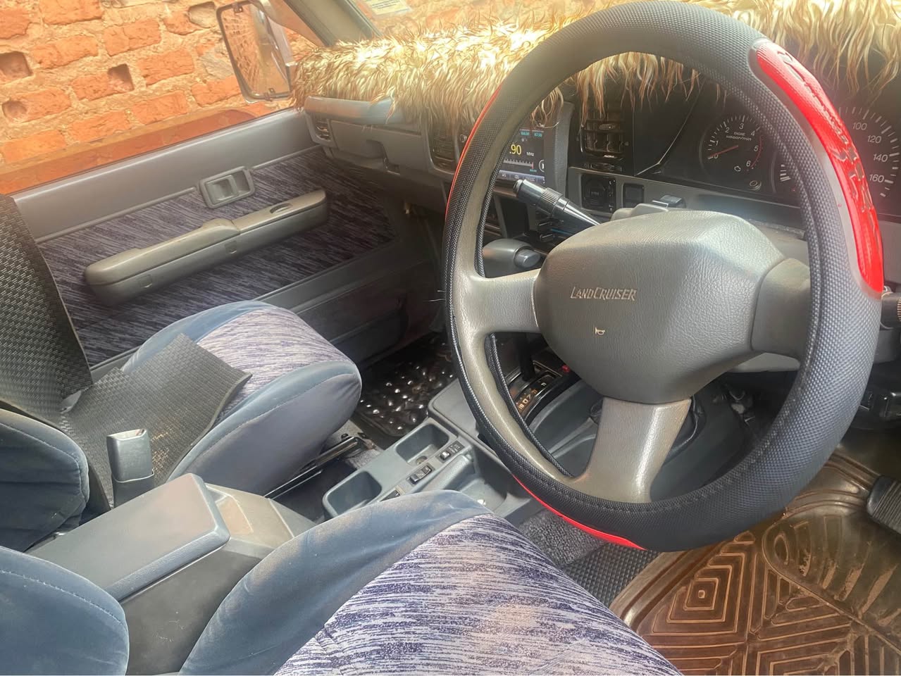 A picture of TOYOTA LANDCRUISER SX