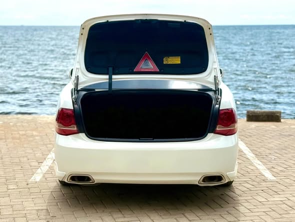 A picture of Toyota CROWN New Model EQs Price 24M Cc 2490 Year